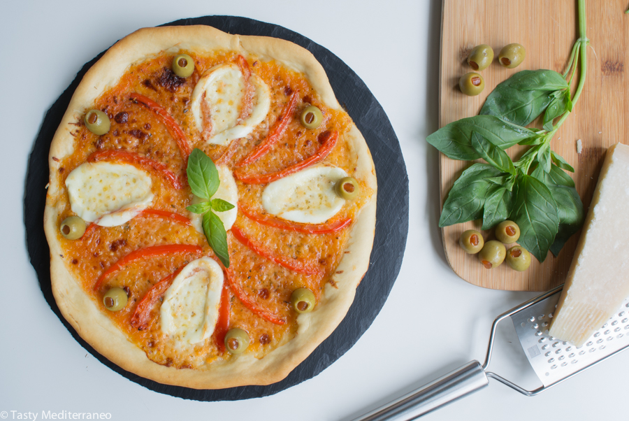 Pizza Margarita con Mozzarella de Bufala y extra de pimientos rojos y  aceitunas – Tasty Mediterraneo